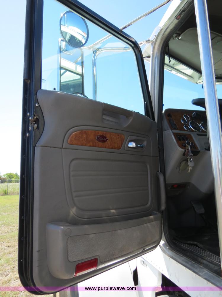 image for item B2479 2007 Peterbilt 357 roll-off semi truck