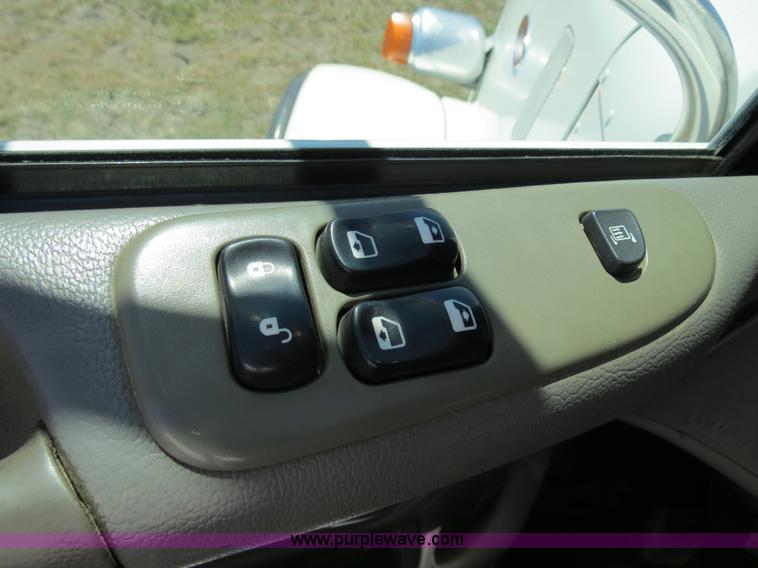 image for item B2479 2007 Peterbilt 357 roll-off semi truck