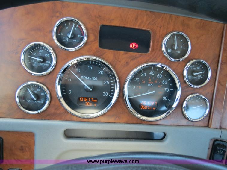 image for item B2479 2007 Peterbilt 357 roll-off semi truck