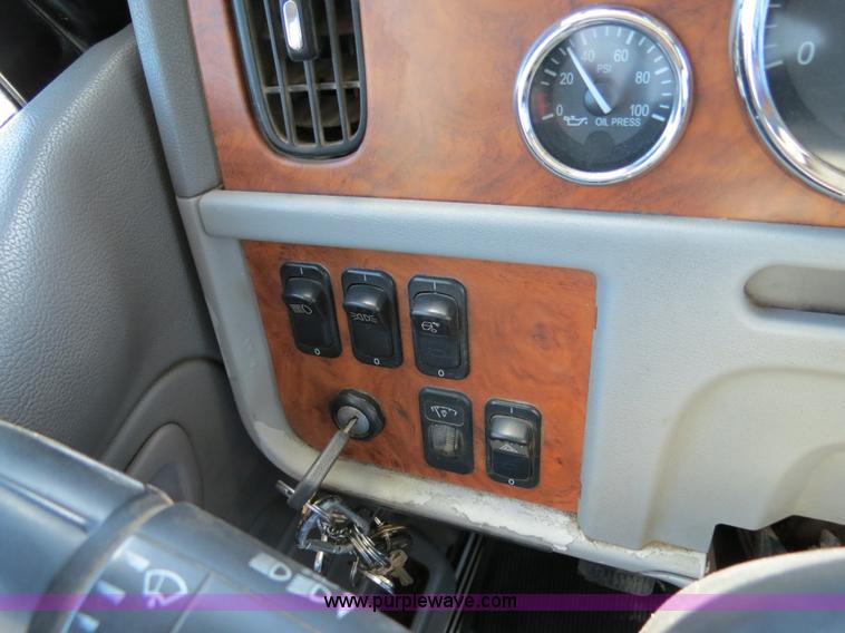 image for item B2479 2007 Peterbilt 357 roll-off semi truck