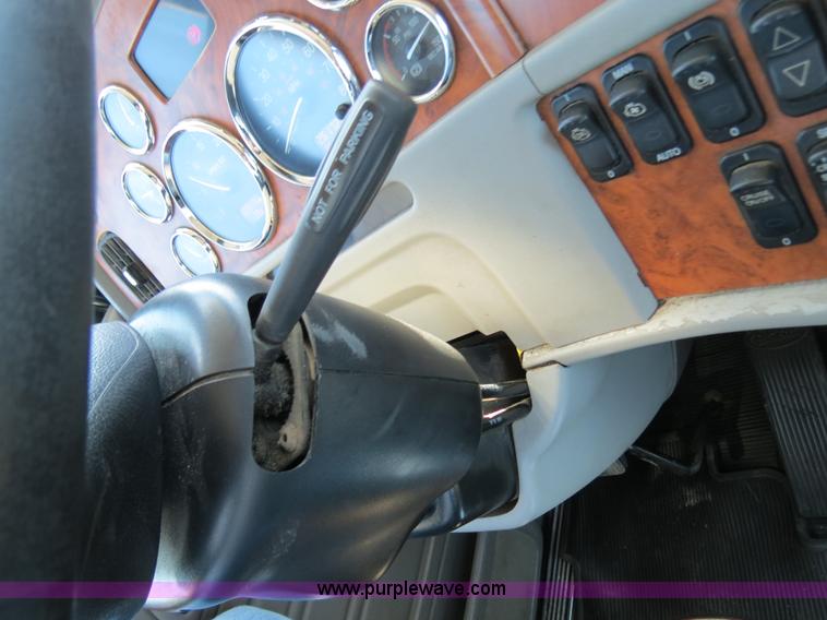 image for item B2479 2007 Peterbilt 357 roll-off semi truck