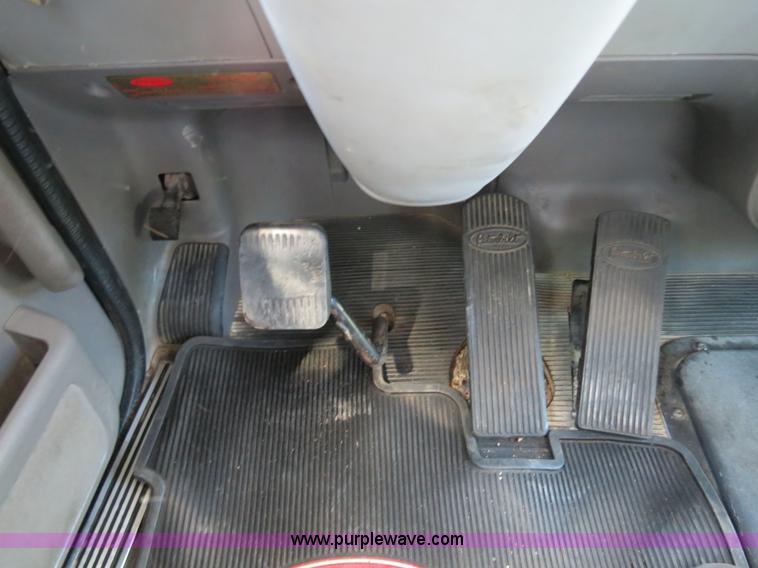 image for item B2479 2007 Peterbilt 357 roll-off semi truck