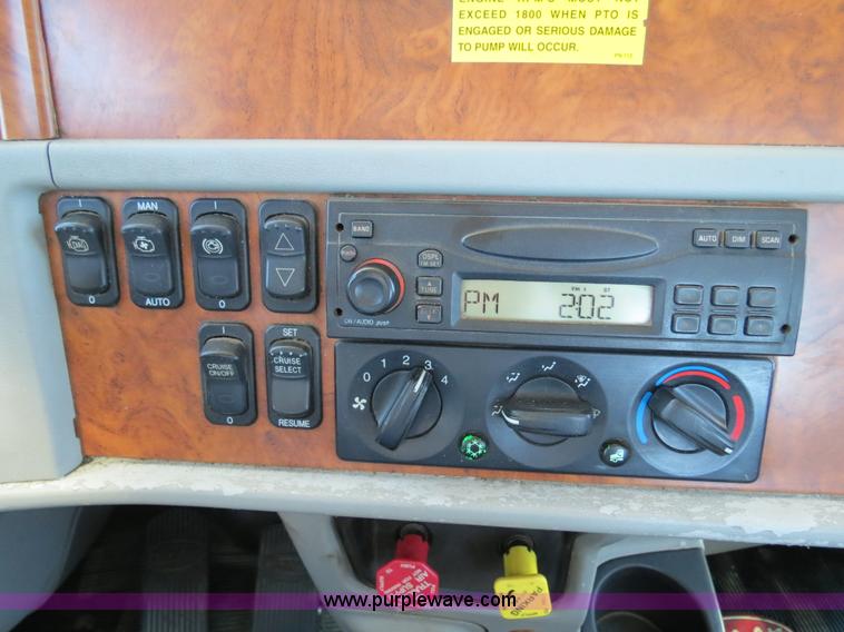 image for item B2479 2007 Peterbilt 357 roll-off semi truck