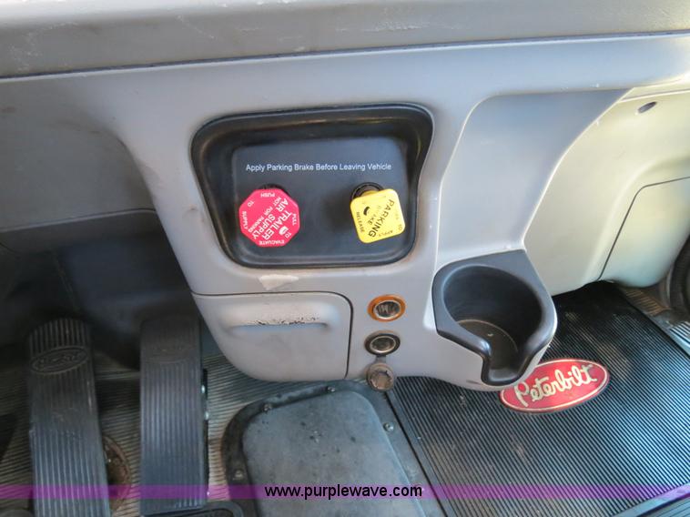 image for item B2479 2007 Peterbilt 357 roll-off semi truck