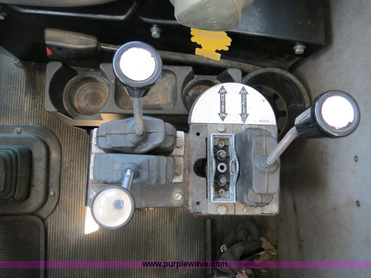 image for item B2479 2007 Peterbilt 357 roll-off semi truck