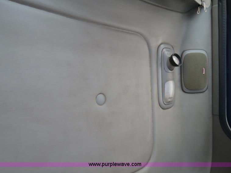 image for item B2479 2007 Peterbilt 357 roll-off semi truck