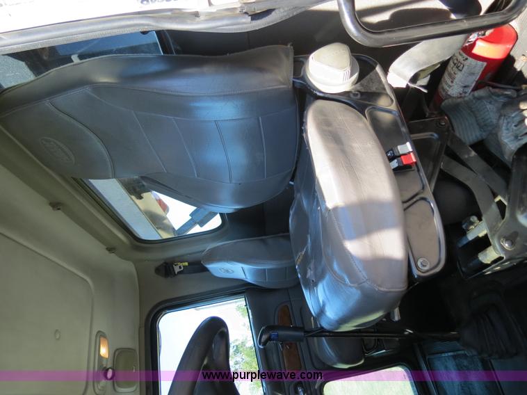 image for item B2479 2007 Peterbilt 357 roll-off semi truck