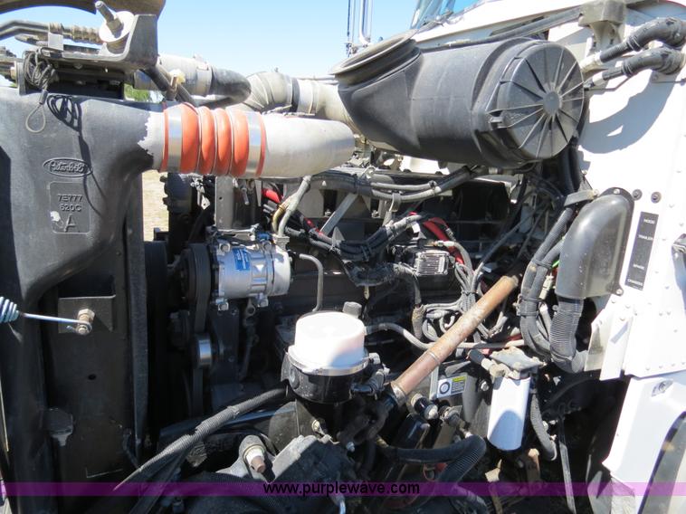 image for item B2479 2007 Peterbilt 357 roll-off semi truck