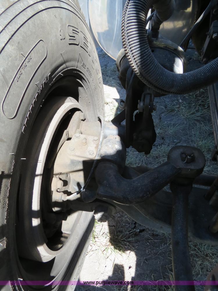 image for item B2479 2007 Peterbilt 357 roll-off semi truck