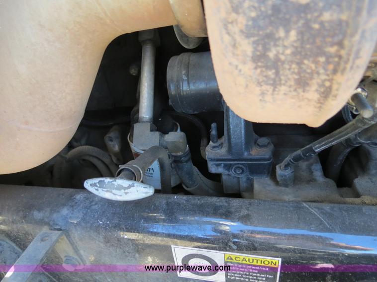 image for item B2479 2007 Peterbilt 357 roll-off semi truck