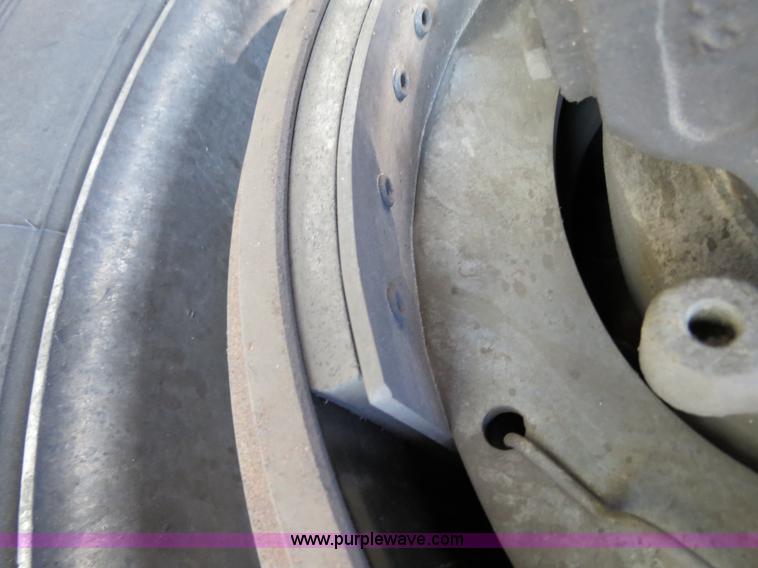 image for item B2479 2007 Peterbilt 357 roll-off semi truck