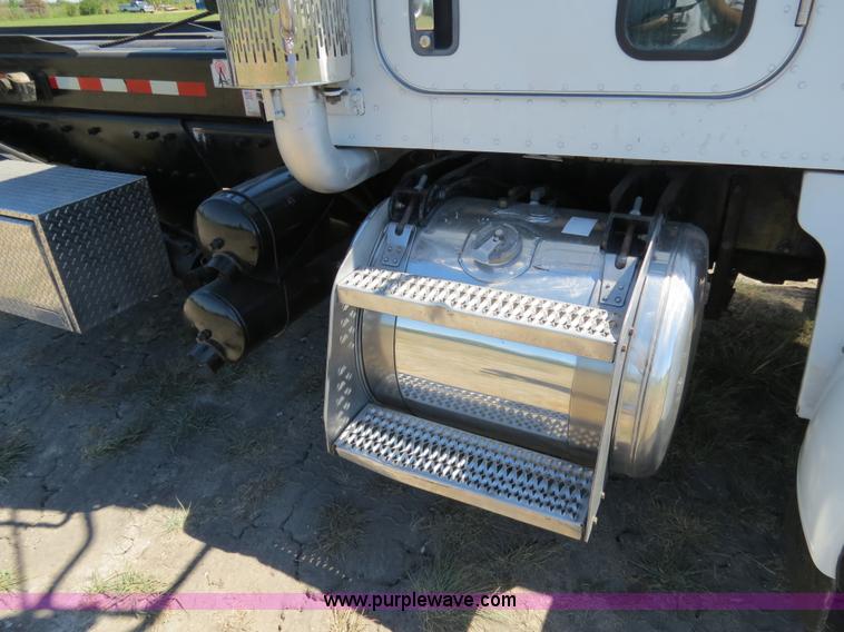 image for item B2479 2007 Peterbilt 357 roll-off semi truck