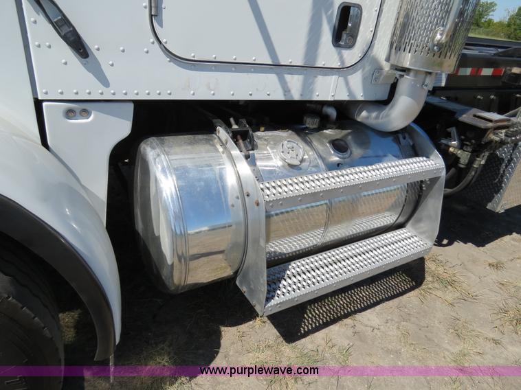 image for item B2479 2007 Peterbilt 357 roll-off semi truck