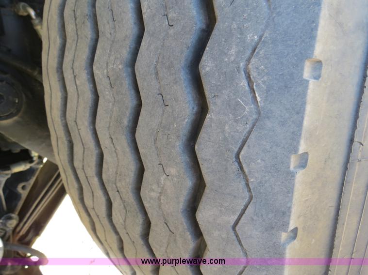 image for item B2479 2007 Peterbilt 357 roll-off semi truck