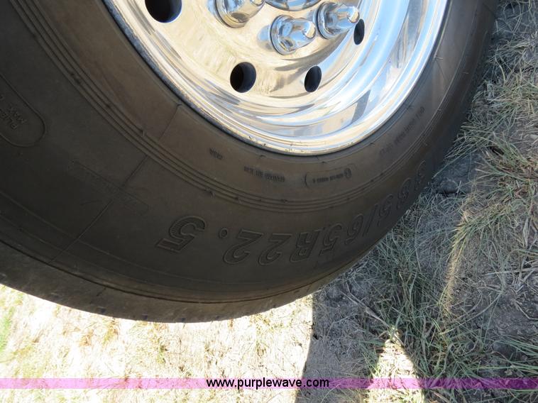 image for item B2479 2007 Peterbilt 357 roll-off semi truck