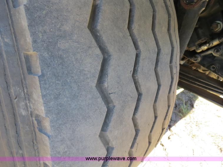 image for item B2479 2007 Peterbilt 357 roll-off semi truck