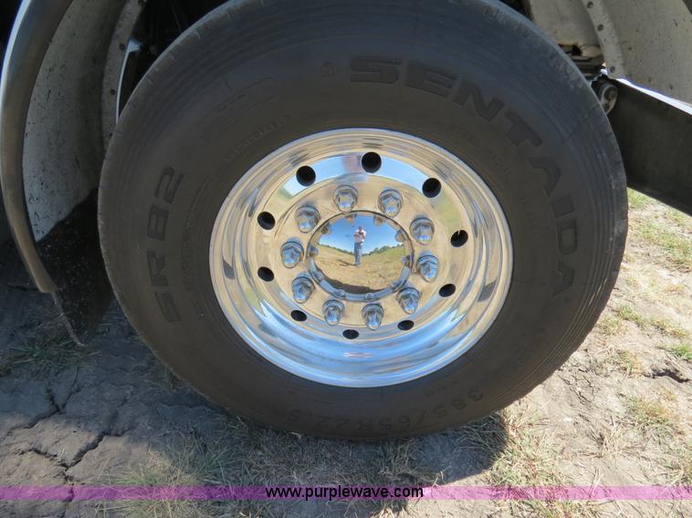 image for item B2479 2007 Peterbilt 357 roll-off semi truck