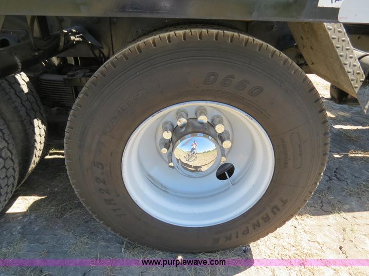 image for item B2479 2007 Peterbilt 357 roll-off semi truck