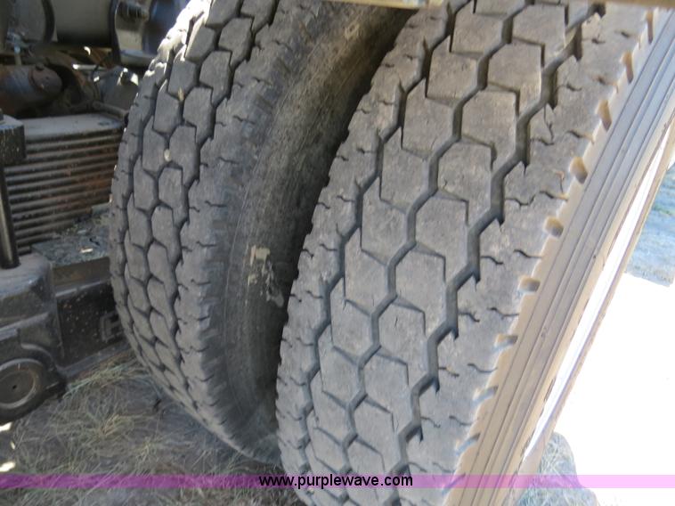 image for item B2479 2007 Peterbilt 357 roll-off semi truck