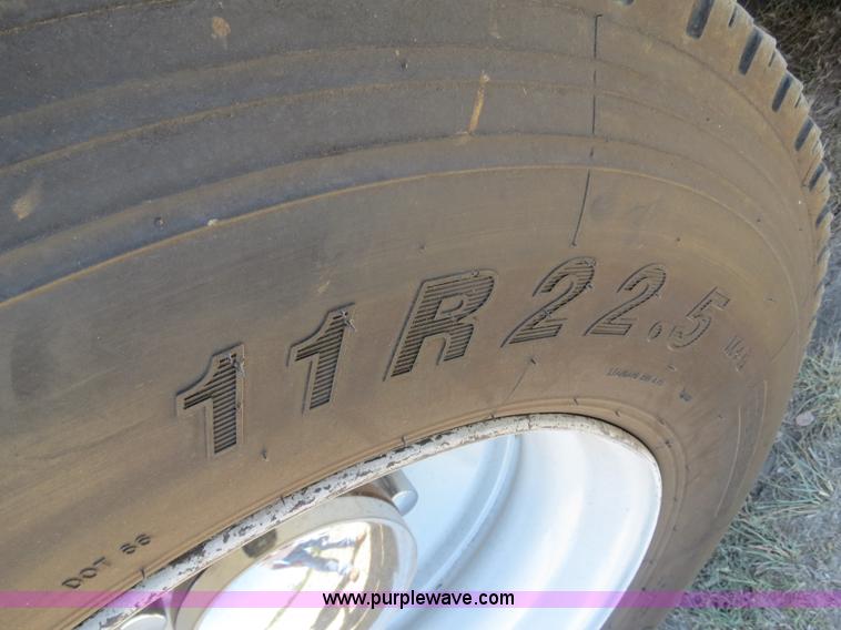 image for item B2479 2007 Peterbilt 357 roll-off semi truck