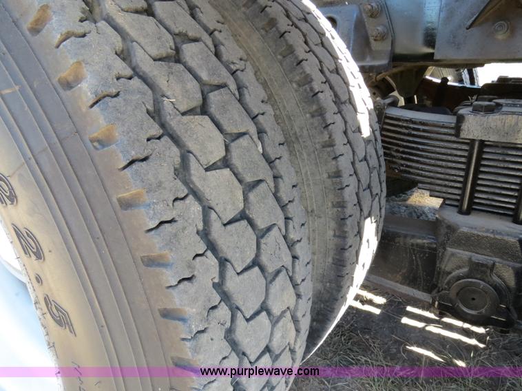 image for item B2479 2007 Peterbilt 357 roll-off semi truck