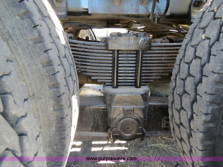 image for item B2479 2007 Peterbilt 357 roll-off semi truck