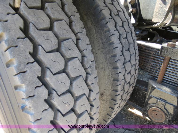 image for item B2479 2007 Peterbilt 357 roll-off semi truck