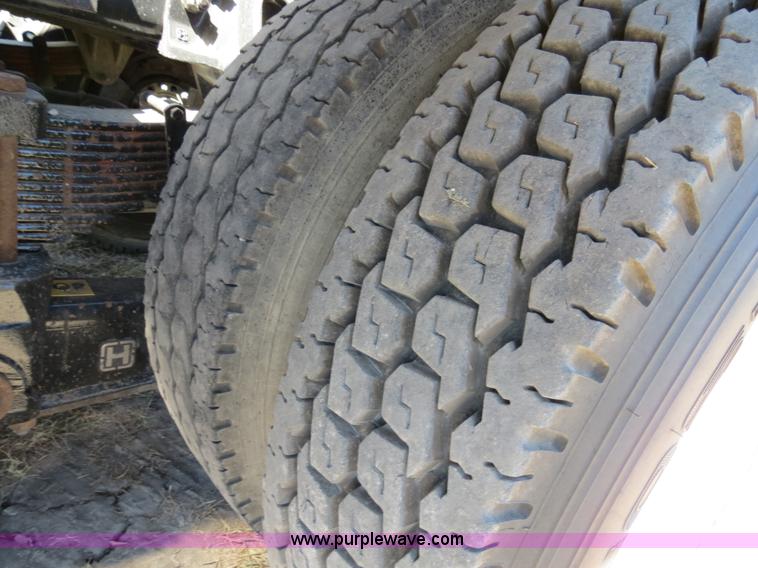 image for item B2479 2007 Peterbilt 357 roll-off semi truck