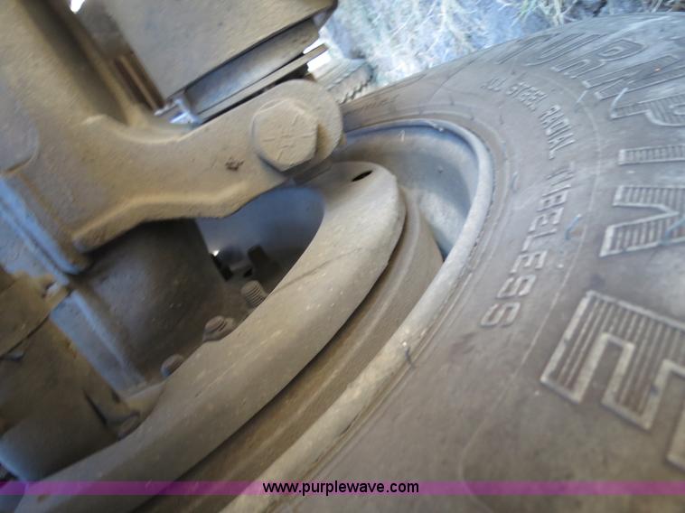 image for item B2479 2007 Peterbilt 357 roll-off semi truck