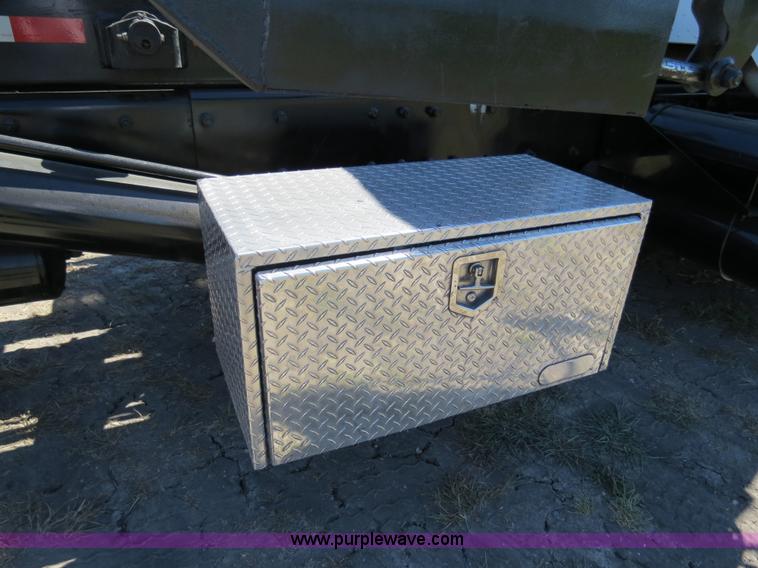 image for item B2479 2007 Peterbilt 357 roll-off semi truck