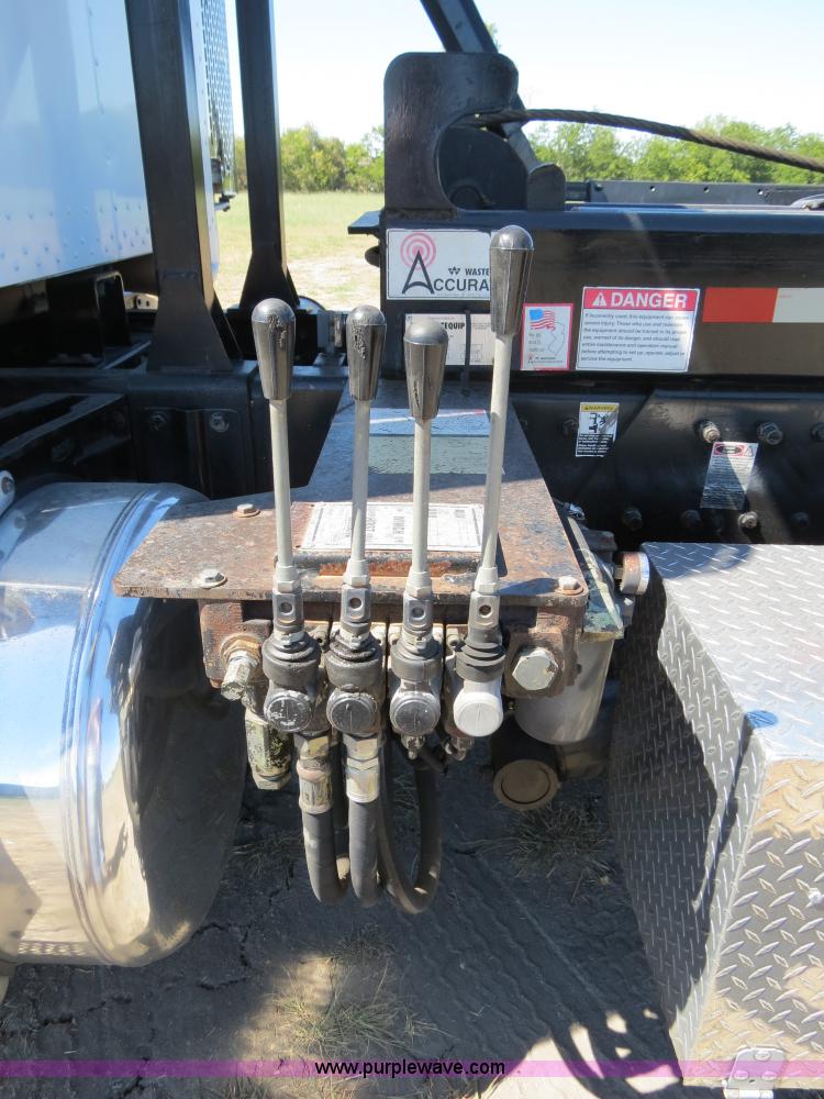 image for item B2479 2007 Peterbilt 357 roll-off semi truck