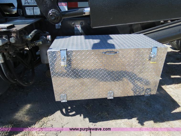 image for item B2479 2007 Peterbilt 357 roll-off semi truck