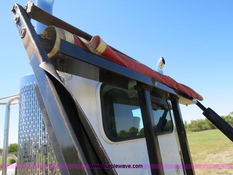 image for item B2479 2007 Peterbilt 357 roll-off semi truck