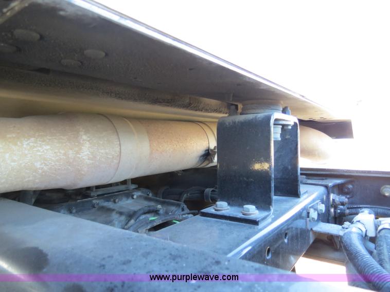 image for item B2479 2007 Peterbilt 357 roll-off semi truck