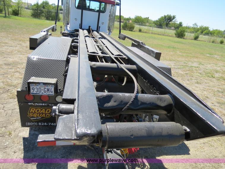 image for item B2479 2007 Peterbilt 357 roll-off semi truck