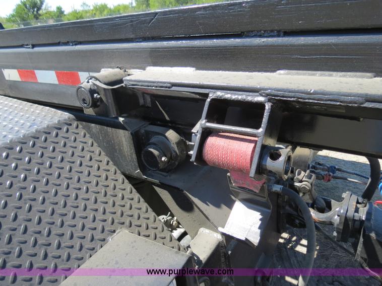 image for item B2479 2007 Peterbilt 357 roll-off semi truck