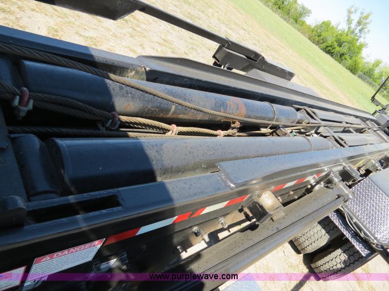 image for item B2479 2007 Peterbilt 357 roll-off semi truck