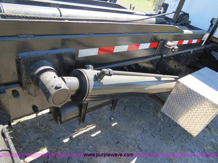 image for item B2479 2007 Peterbilt 357 roll-off semi truck