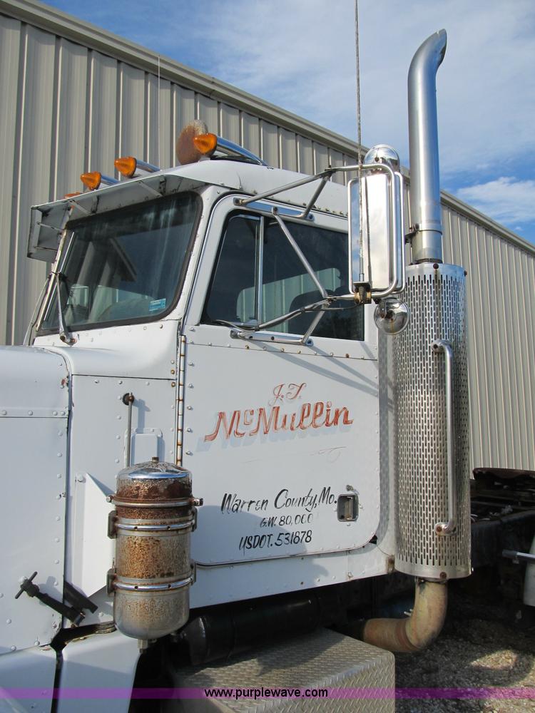 image for item B2860 1979 Peterbilt 359 semi truck