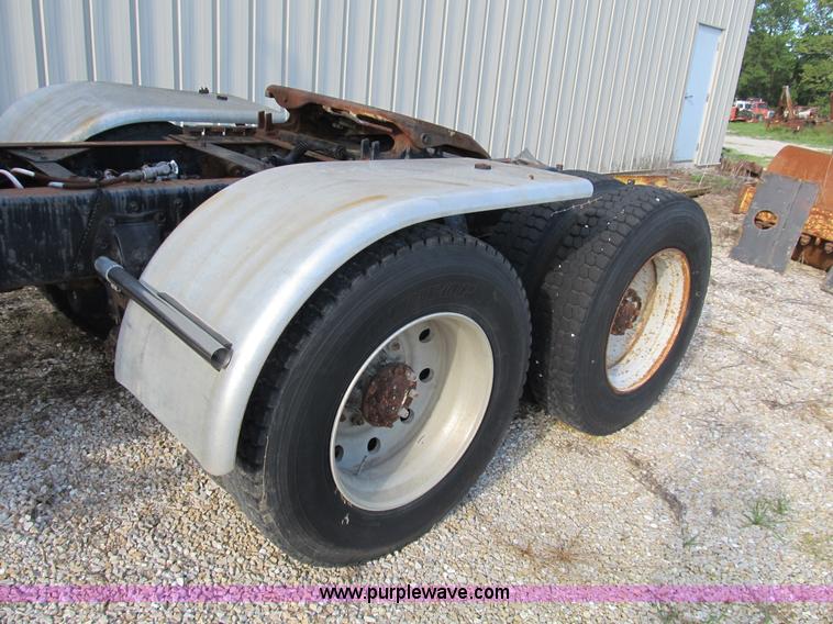 image for item B2860 1979 Peterbilt 359 semi truck