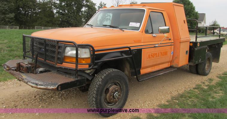 image for item B2881 1997 Ford F450 Super Duty flatbed pickup truck