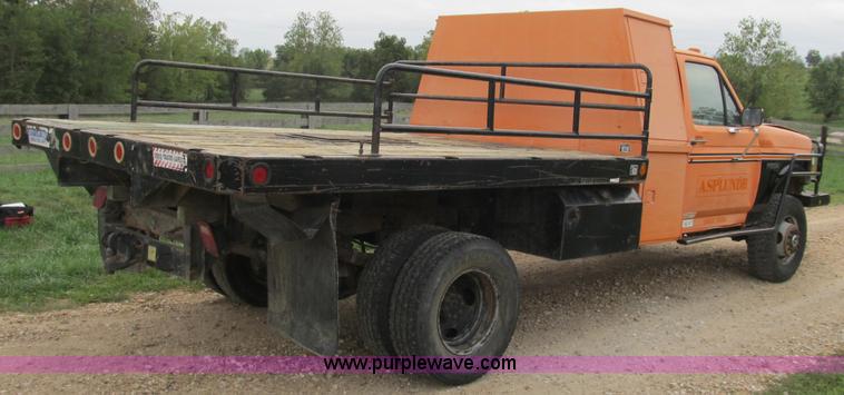 image for item B2881 1997 Ford F450 Super Duty flatbed pickup truck