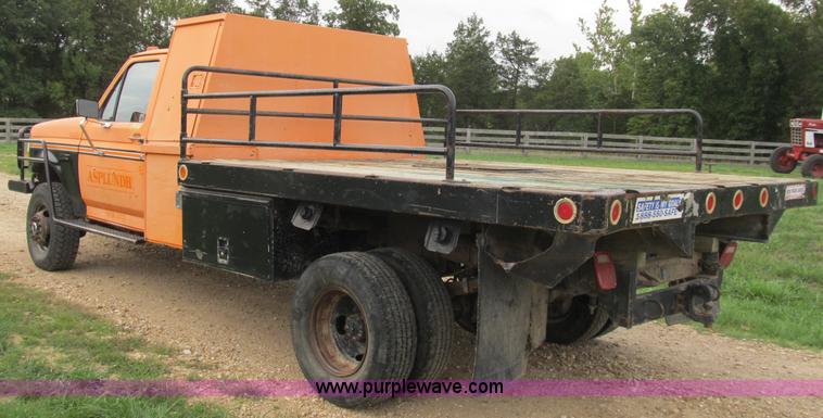 image for item B2881 1997 Ford F450 Super Duty flatbed pickup truck