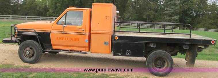 image for item B2881 1997 Ford F450 Super Duty flatbed pickup truck