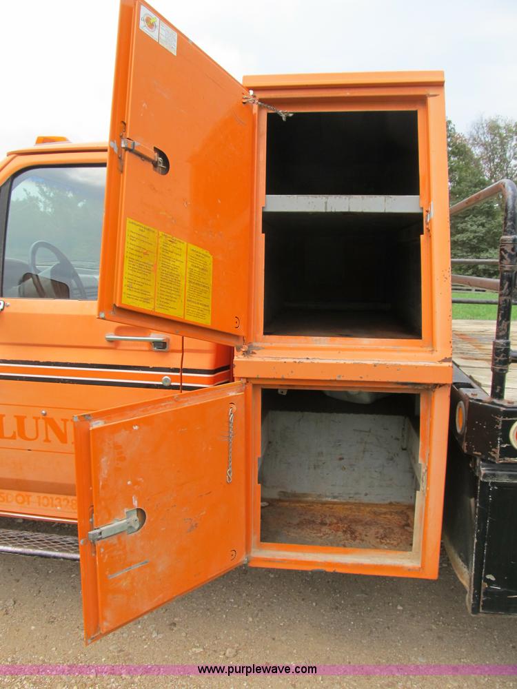 image for item B2881 1997 Ford F450 Super Duty flatbed pickup truck