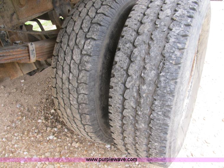 image for item B2881 1997 Ford F450 Super Duty flatbed pickup truck