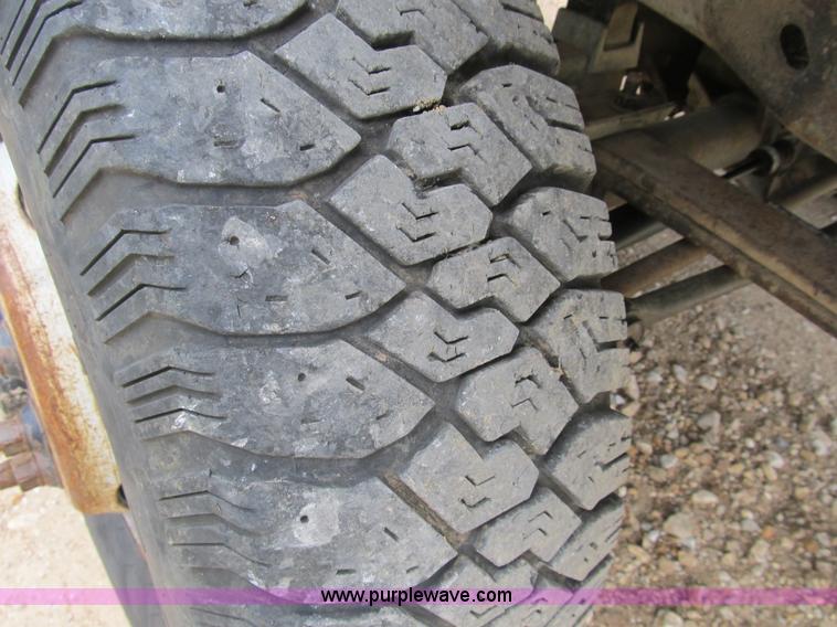 image for item B2881 1997 Ford F450 Super Duty flatbed pickup truck