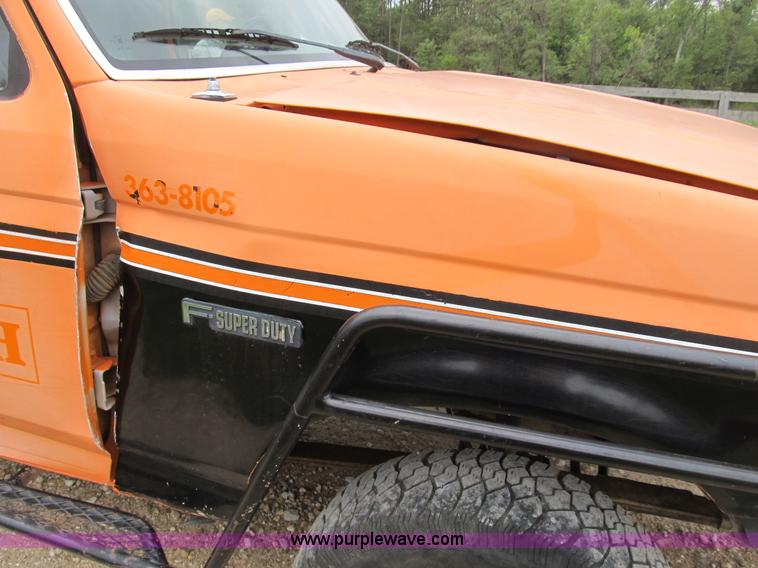 image for item B2881 1997 Ford F450 Super Duty flatbed pickup truck