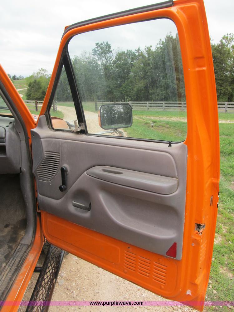 image for item B2881 1997 Ford F450 Super Duty flatbed pickup truck