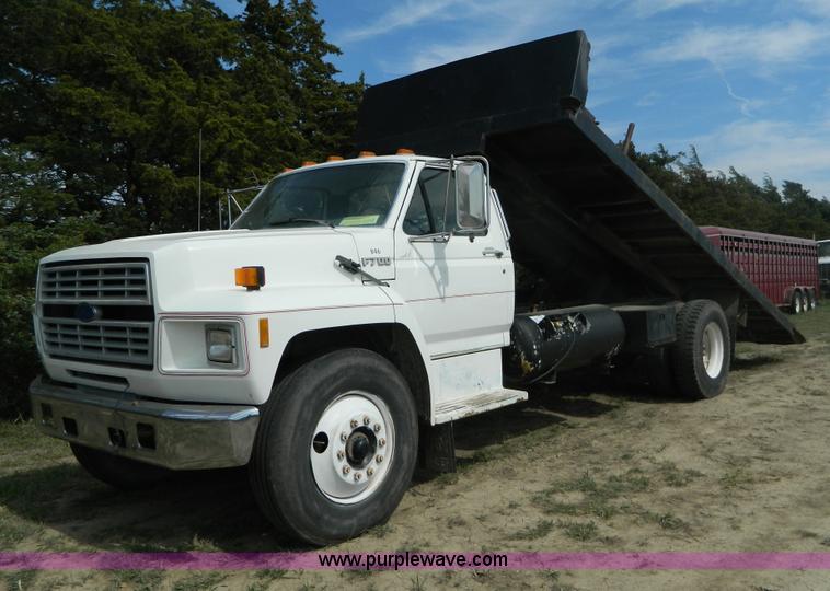 image for item B3894 1994 Ford F700 flatbed truck